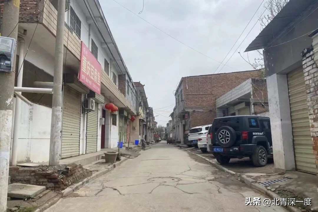 男孩被母亲抛弃四处流浪,男孩被母亲遗弃独自生存2年