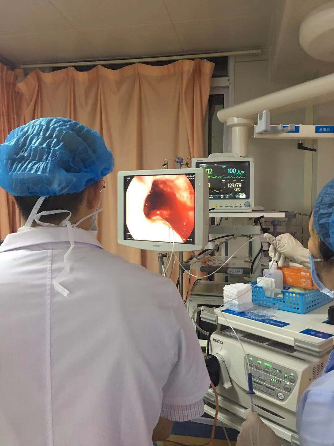 女性心窝口偏右烧灼感痛怎么回事,女性尿路有烧灼感是怎么回事