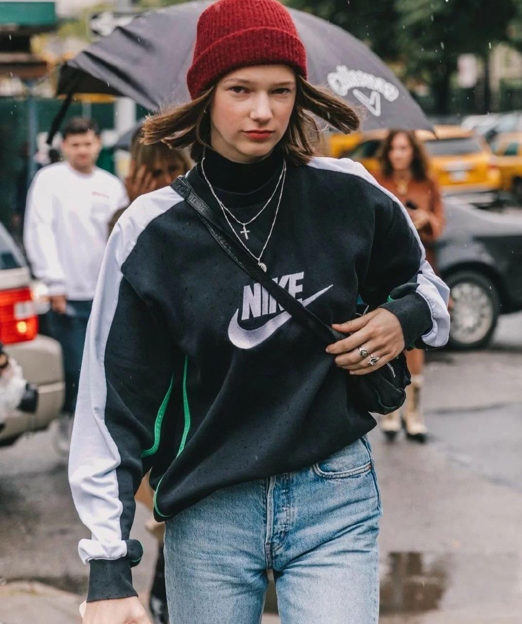 会自己戴帽子的小女孩,经常戴帽子的女人什么心理