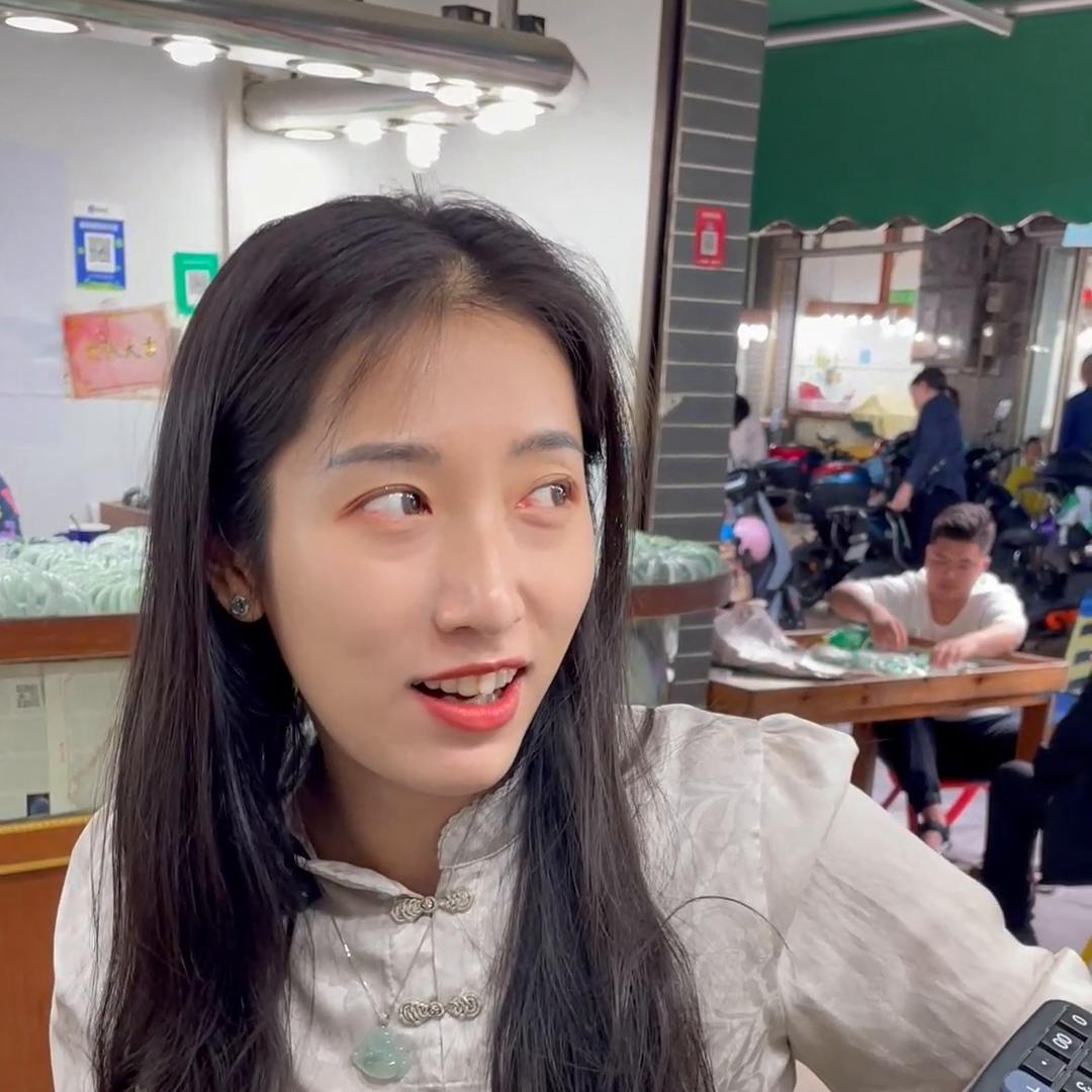 收!收!收!经不起诱惑的女人,一个档口收三手@抖音短视频