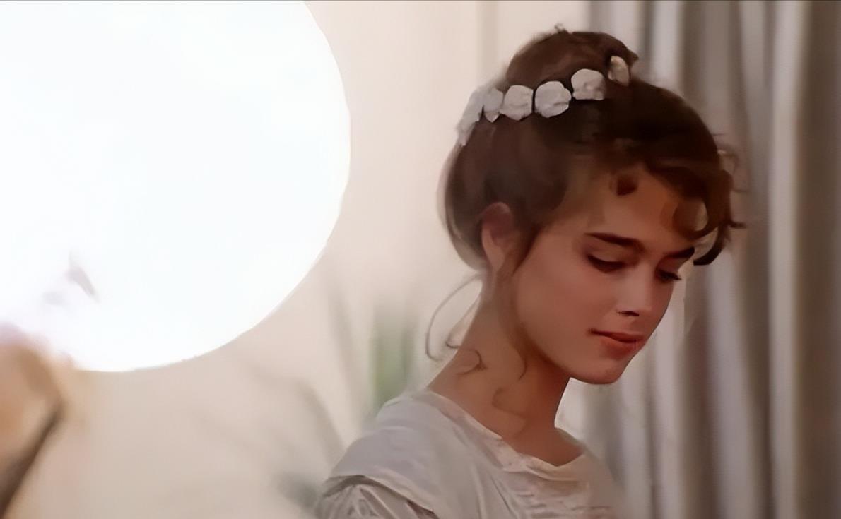 10岁她赤身露体，20岁又声称自己还是处女，“美国舒淇”裸照丑闻