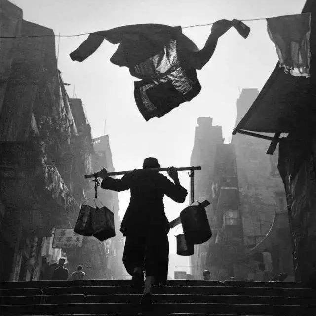 他是华人摄影界传奇，却迫于生计拍三级片…成为“情*电影色**大师”