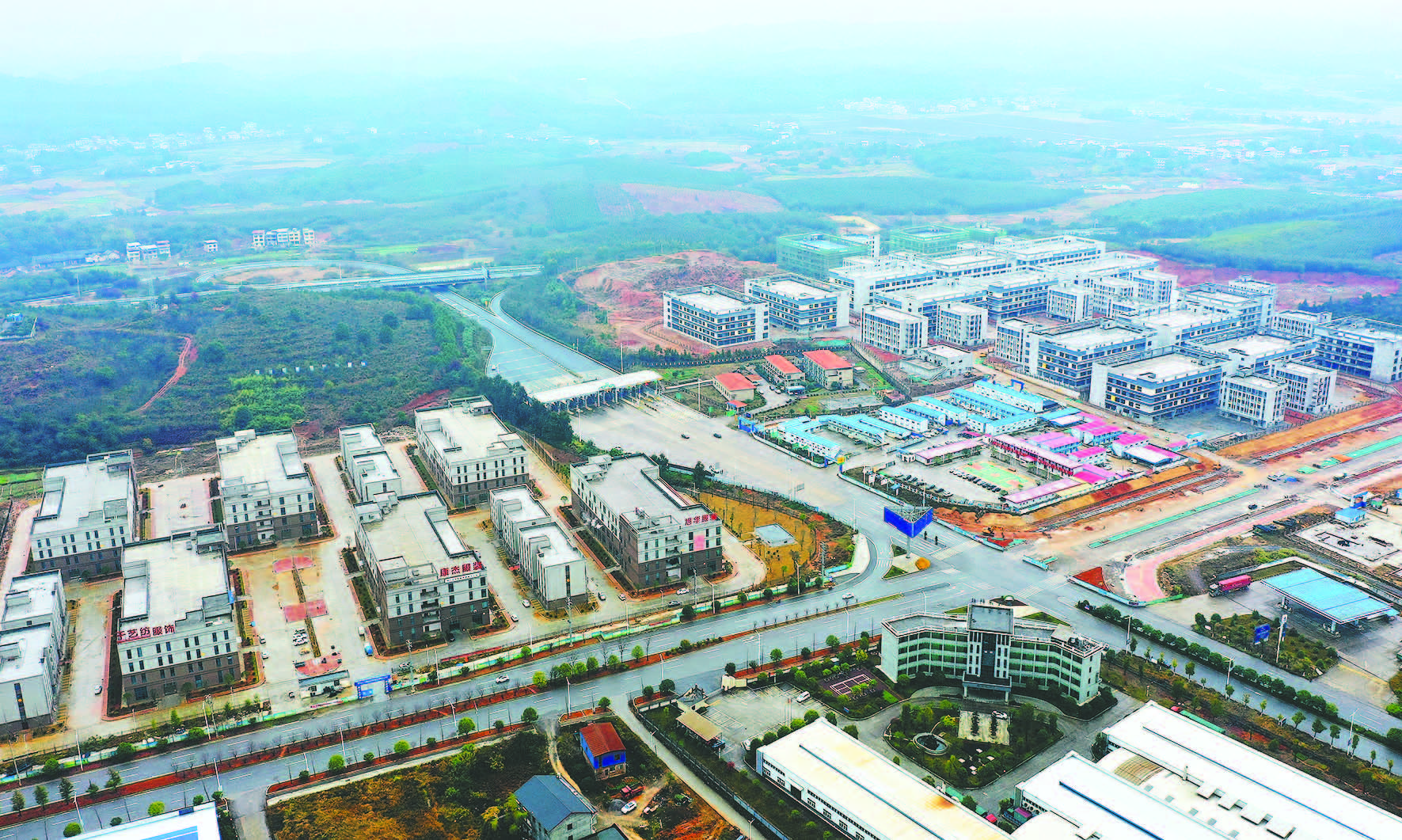 砥砺奋进正当时乘风破浪再扬帆,砥砺奋进正当时同心逐梦绽芳华