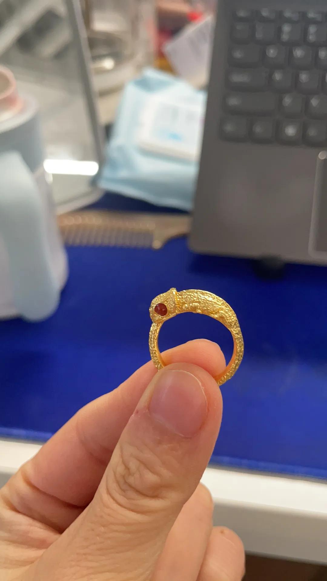 6年前买300吨黄金,每年买6w黄金