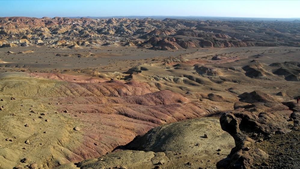 准噶尔盆地石英滩隆起的正反演结构，和遗传机制间的联系