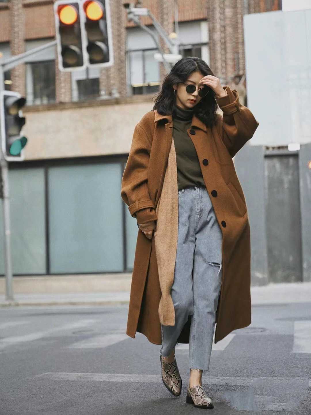 驼色大衣多种风格穿搭攻略,驼色大衣配色法则教你穿出高级感