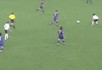 马拉多纳看梅西进球庆祝,梅西致敬马拉多纳的进球