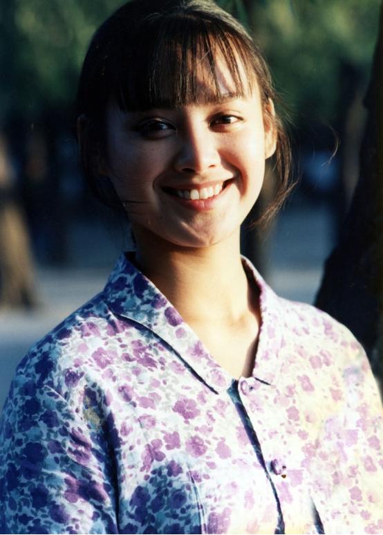 看烦了满屏的“纸片人”“排骨胸”，这几位有肉感的女星才是真美