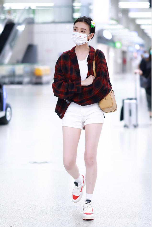 宋祖儿戴老年发夹,宋祖儿黑色长裙亮相长发长发夹