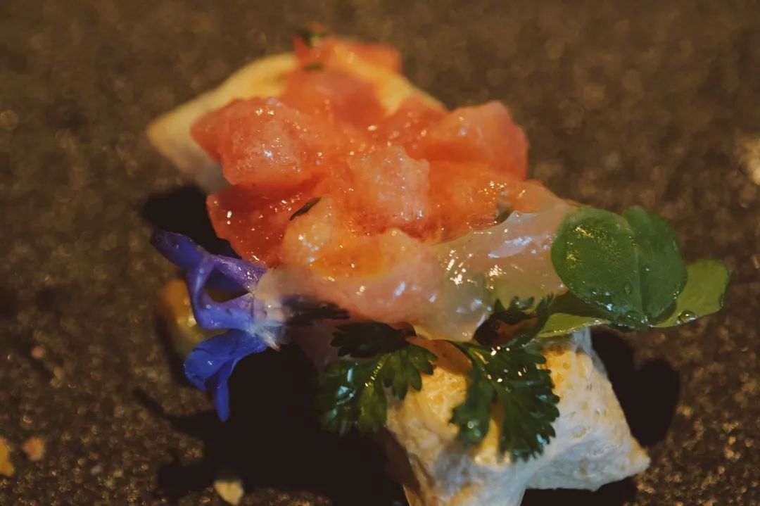 配备一星米其林黑珍珠餐厅,比米其林黑珍珠高端的餐厅