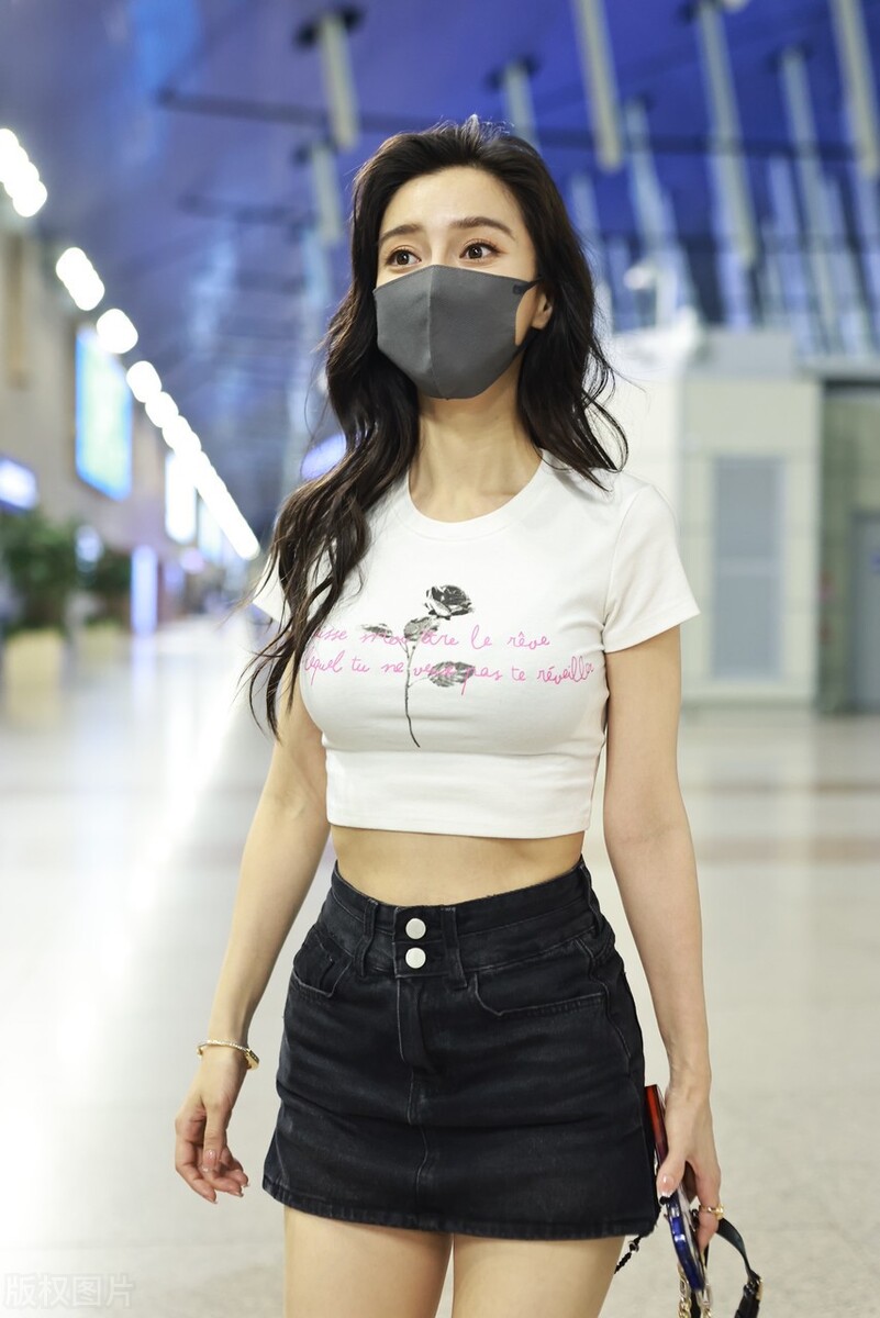 baby罕见穿露脐装上台,baby短裙现身机场