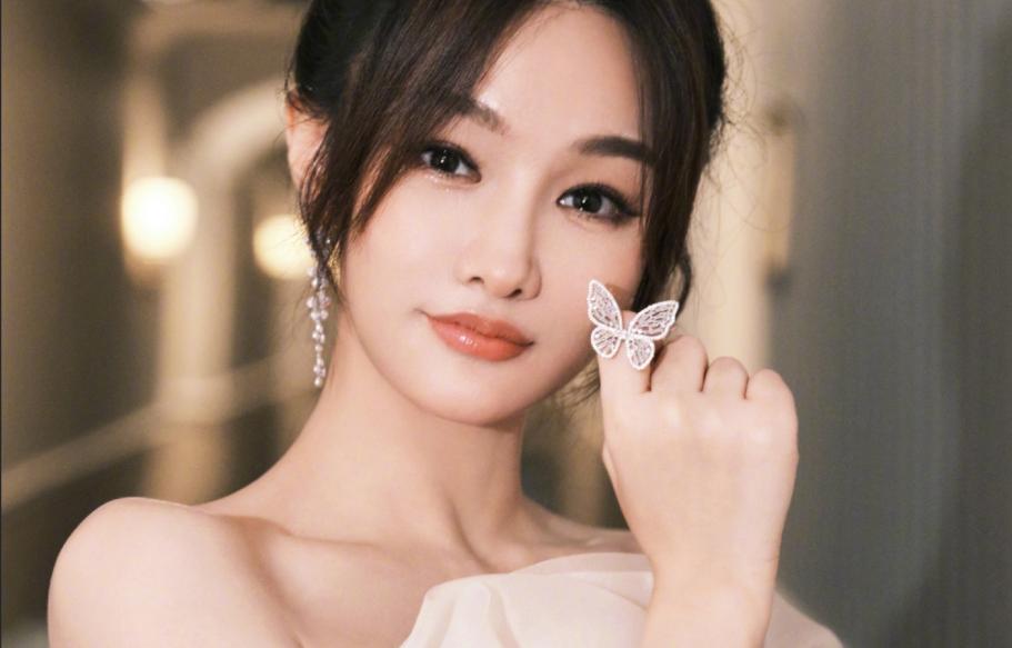 Miss的影响力！和体育一姐谷爱凌代言国际大牌，电竞女一姐太美了