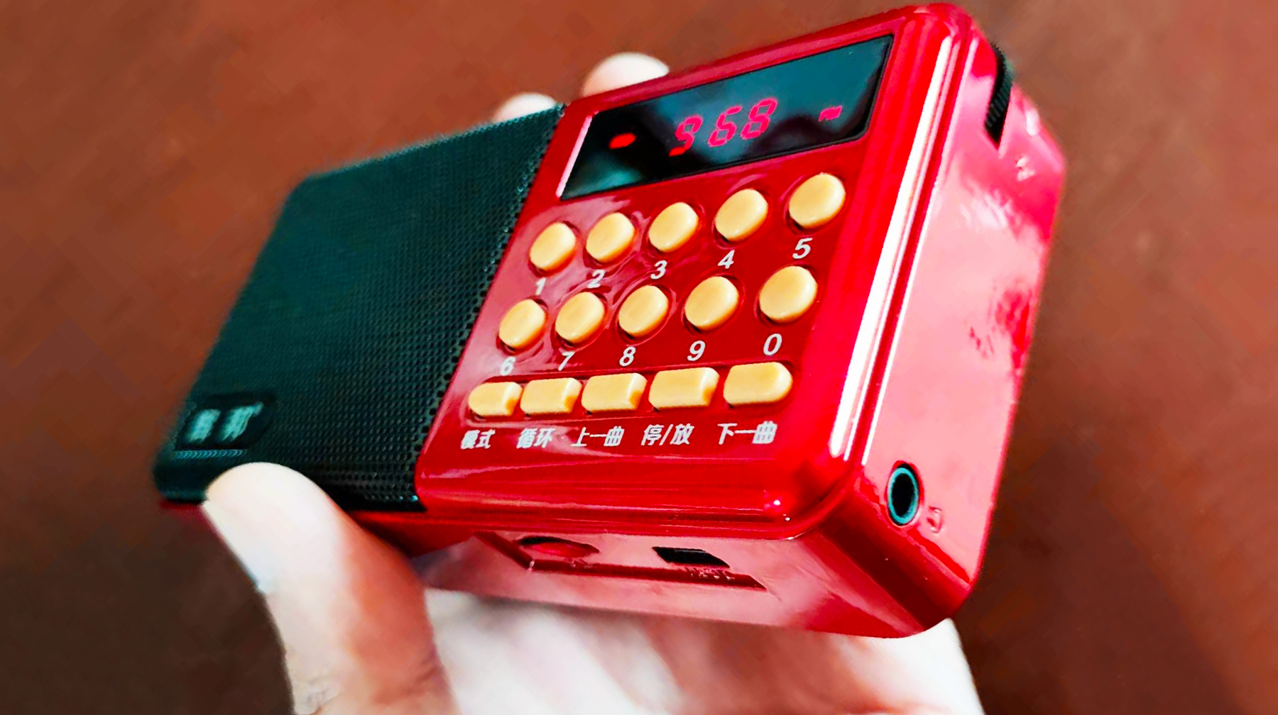 便携能插u盘的迷你收音机,可以插u盘的小音响收音机