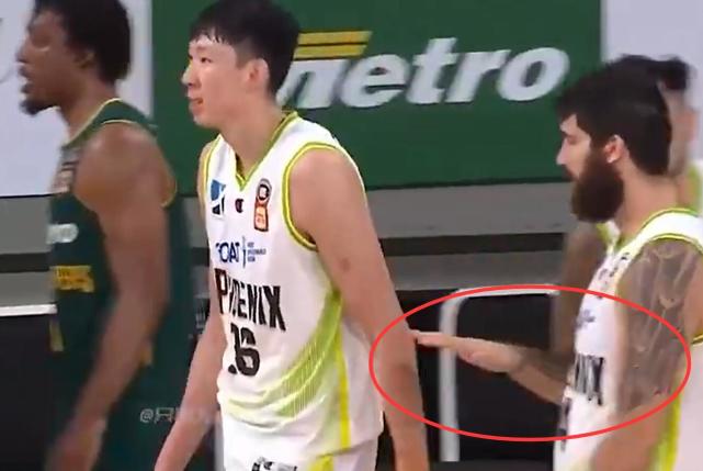 破案了！队友求击掌，周琦为啥没看一眼，胡子哥一路追赶，尴尬