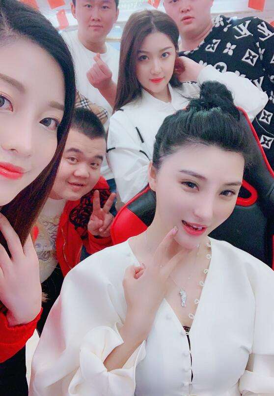 抖音90后网红富婆、日常养豹、出行包专机、到底是一种什么体验？