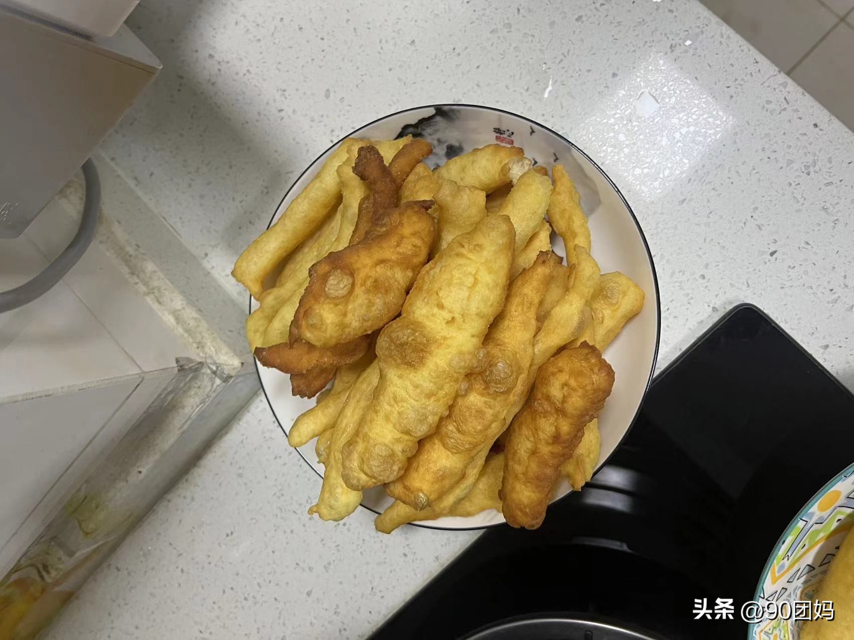 炸油条用明矾加油条膨松剂更鲜,家庭自制油条的不用泡打粉的做法