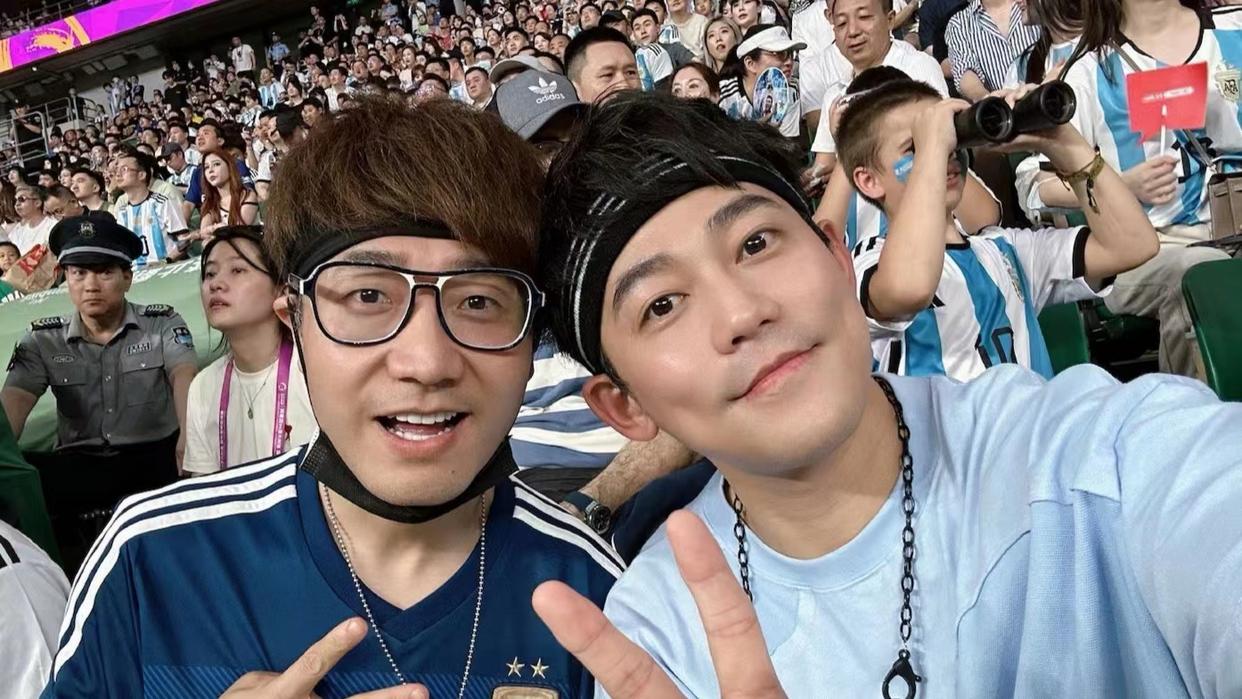 苏醒看球迷进场拥抱梅西反应,苏醒见梅西完整版