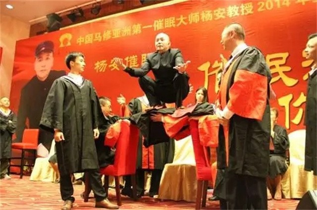 国产催眠大师1秒钟催眠主持人,国外催眠师街头3秒点穴催眠