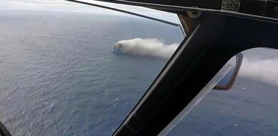 保时捷macan纯电起火,满载保时捷货轮