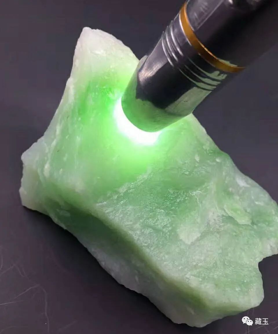 会跑色的玉石,什么样的翠青料是好玉料