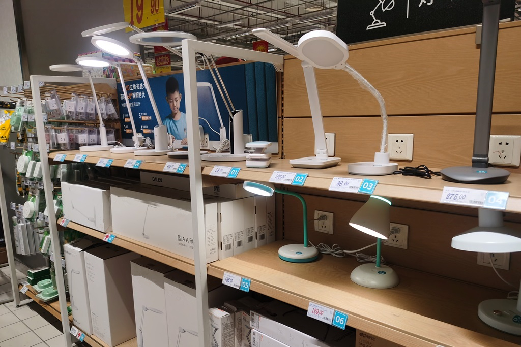 飞利浦轩坦台灯灰色还是白色好看,飞利浦轩坦护眼台灯pro测评