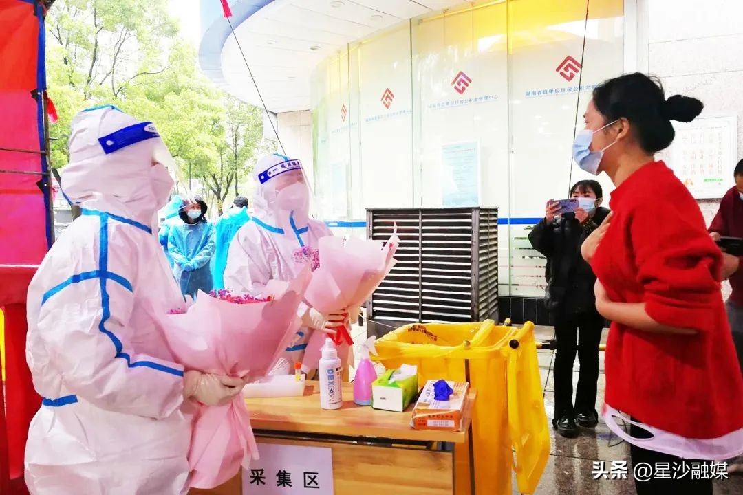 爱与坚守同在致敬最美逆行者,爱与坚守同在