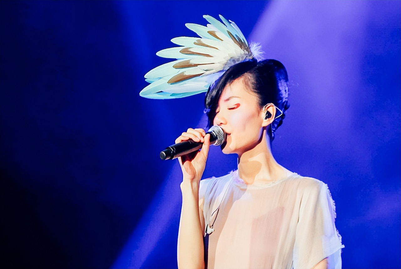 王菲和谢霆锋的机场牵手秀恩爱,王菲久违现身与谢霆锋牵手秀恩爱