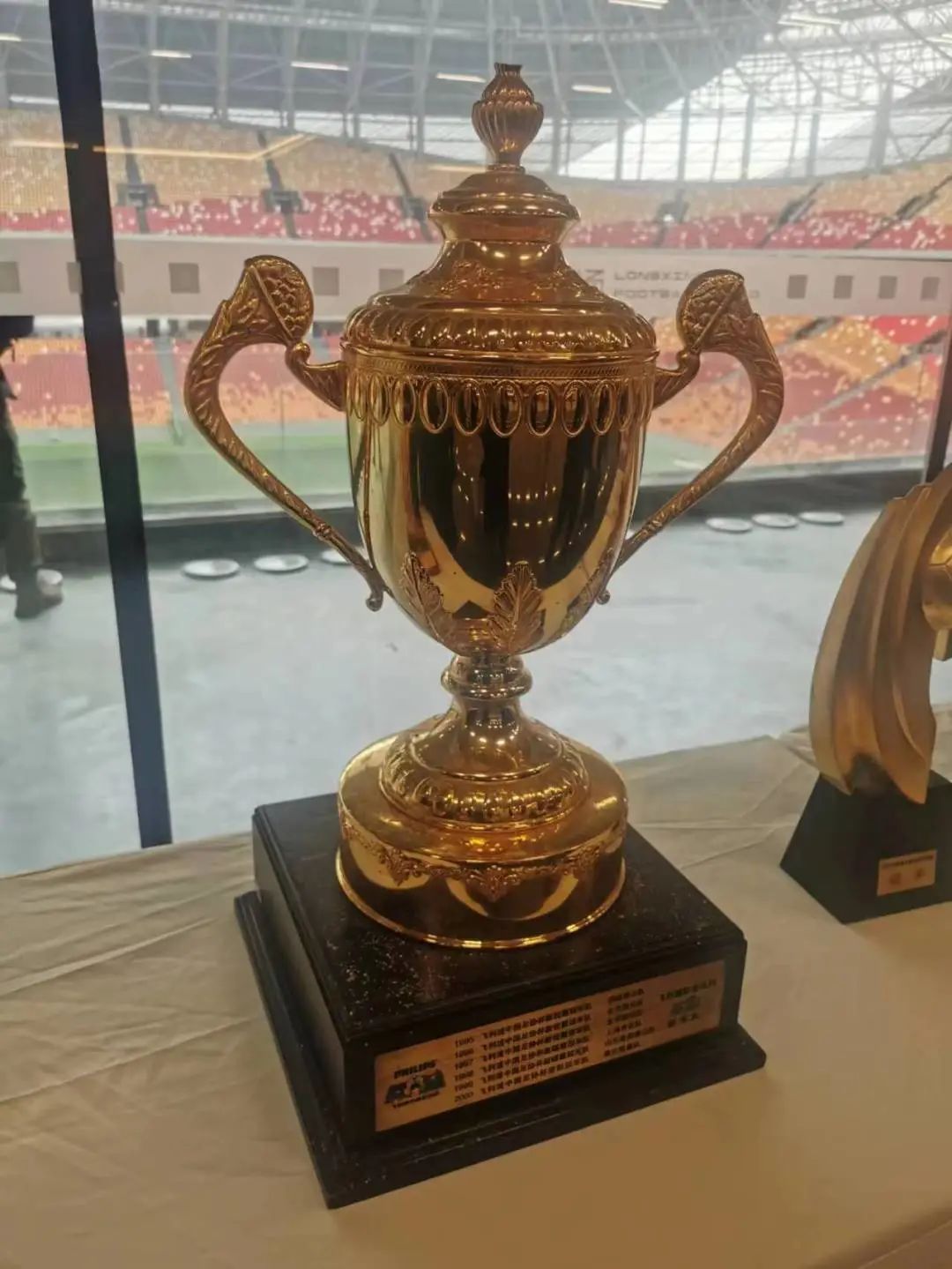 两座总冠军奖杯,两座冠军奖杯