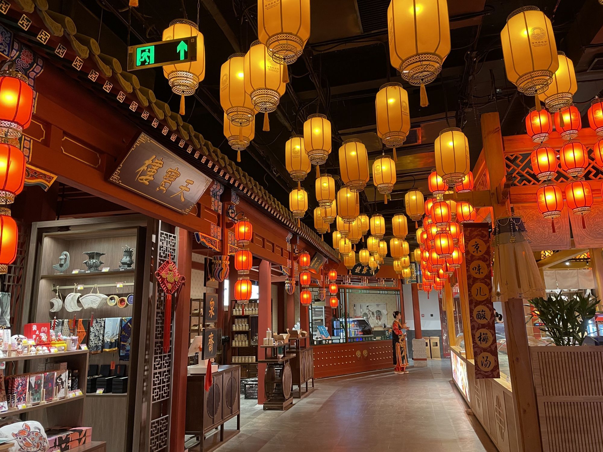 张灯结彩迎佳节火树银花闹新春,今天的公园处处张灯结彩人潮涌动