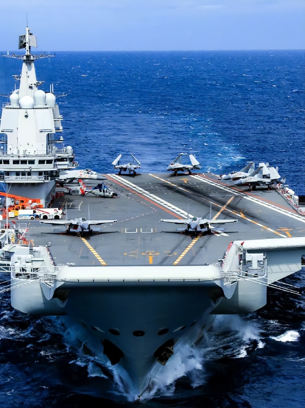 6月3日消息：美军机抵近山东舰，歼16没给歼15机会，与美机拼*刀刺**