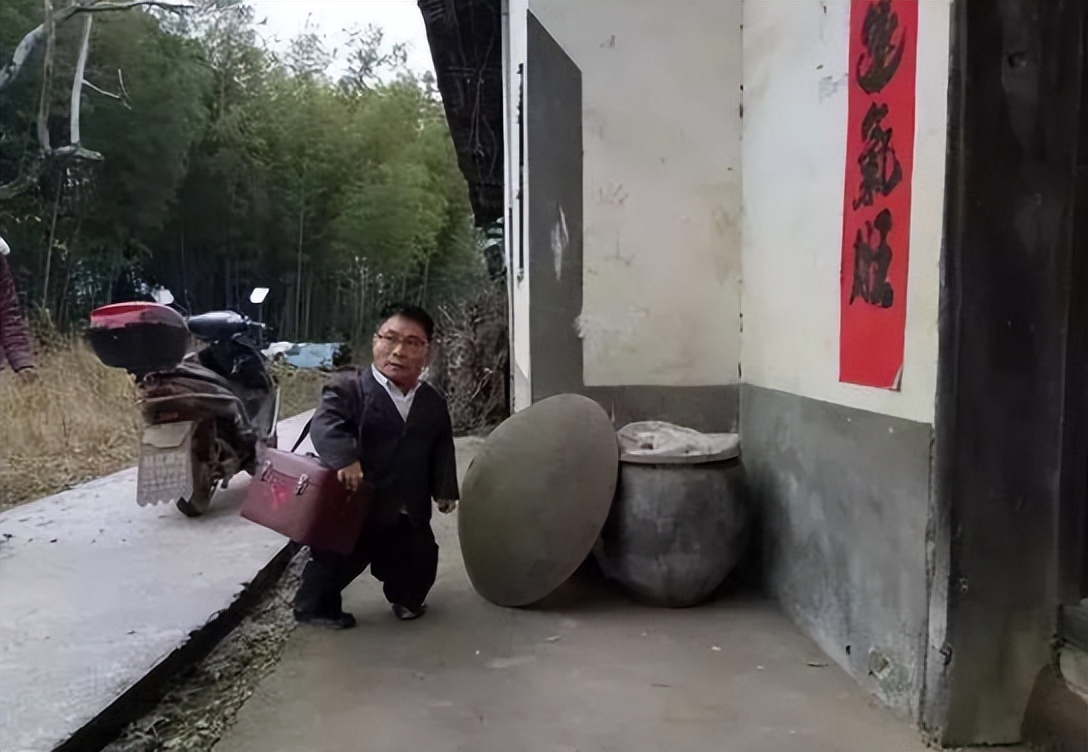 他3岁患病，身高不足1米回乡当村医，30年把自己活成了“巨人”！