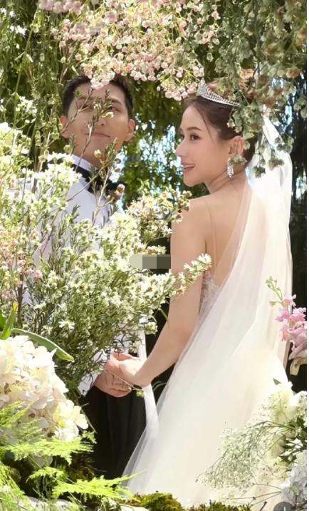 何超莲婚礼誓词：你无限包容我，我不温柔，期待足球队的到来