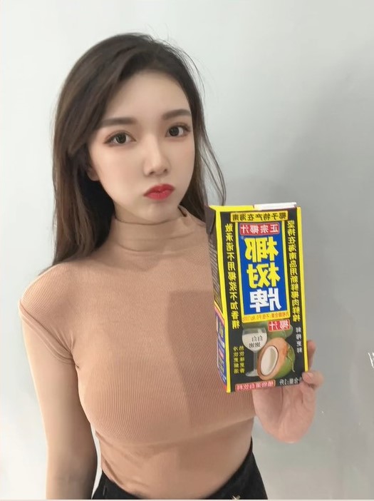 椰树集团直播画风引争议,椰树擦边球广告惹非议