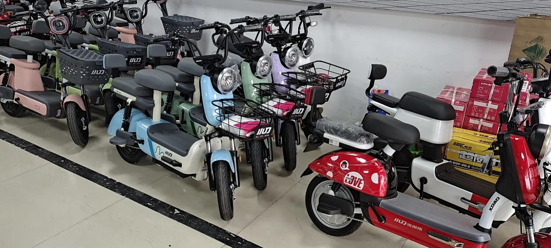 电动车停时间长后轮抱死推不动,电动车行驶中后轮突然抱死一下