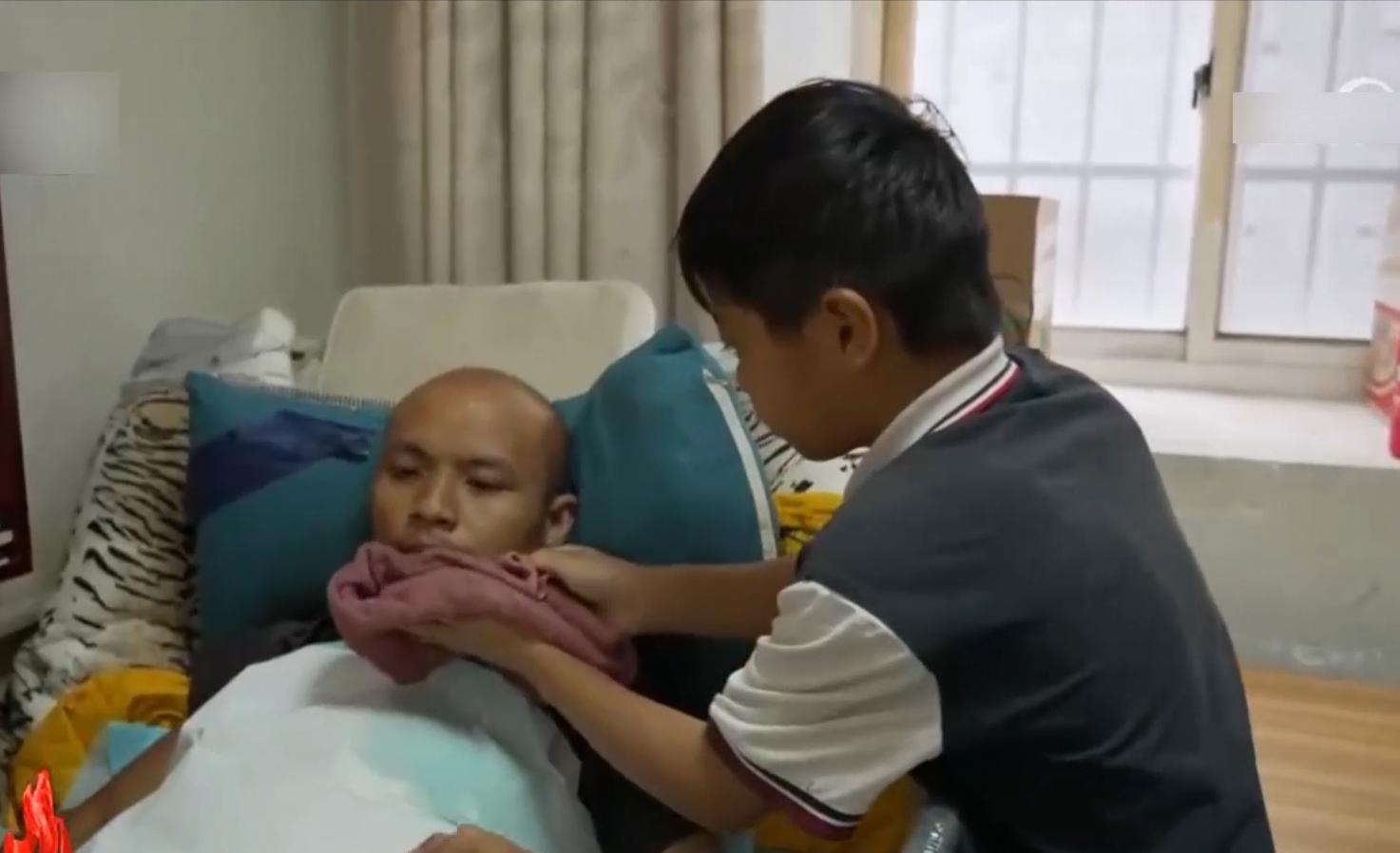 12岁男孩照料瘫痪爸爸7年原视频,儿子独自照顾瘫痪父亲的感人故事