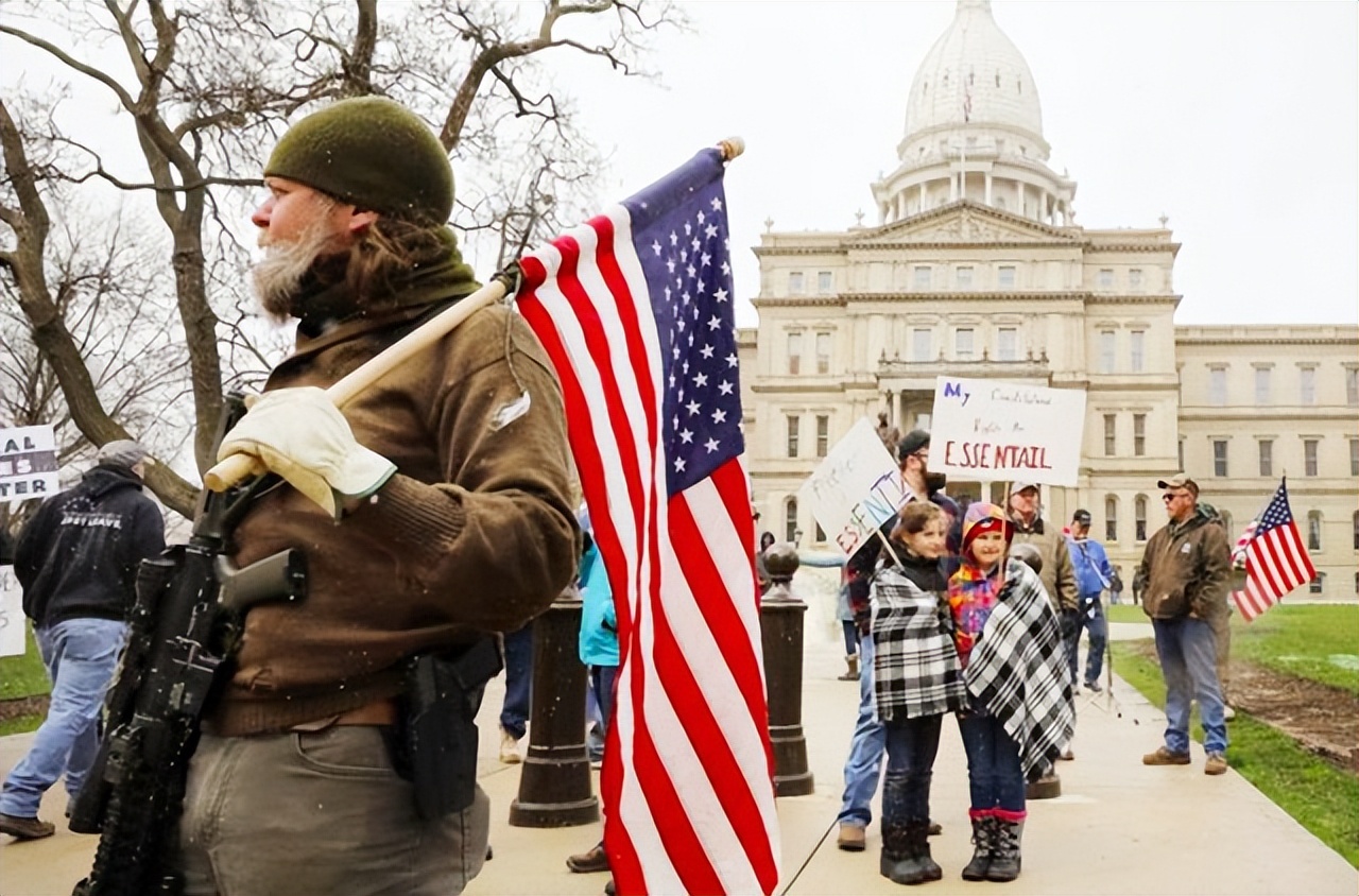 美国小伙在中国生活8年，回国后绝望吐槽，连夜买机票回中国