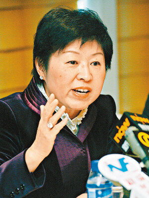 女人老了，怎么打扮更显贵气体面？这3位老牌“女首富”给你答案