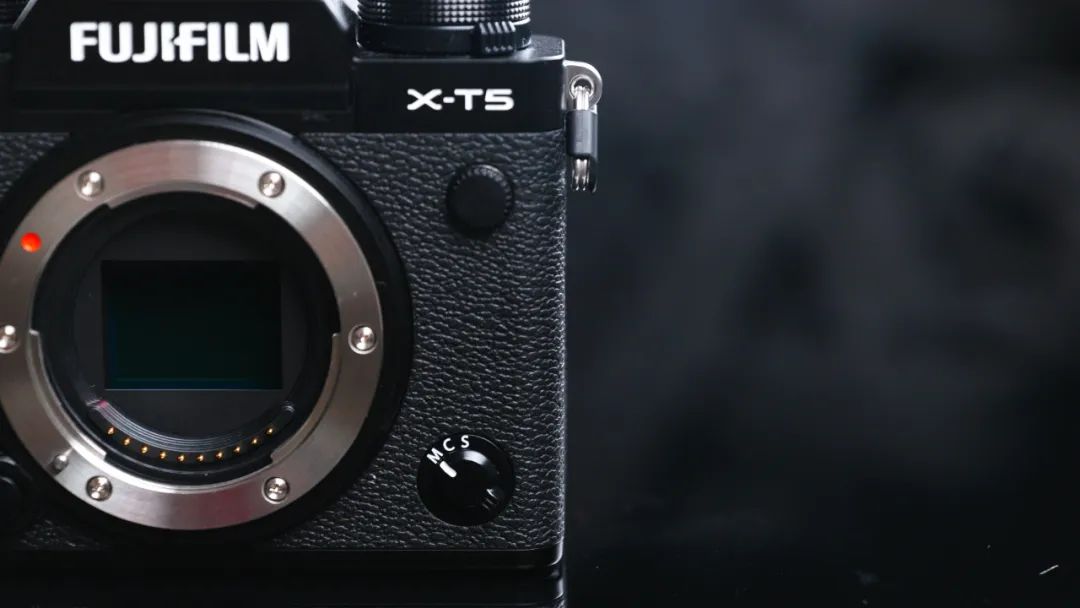 富士x-t5等四款相机迎来固件升级,富士x-t5对比富士gfx100s