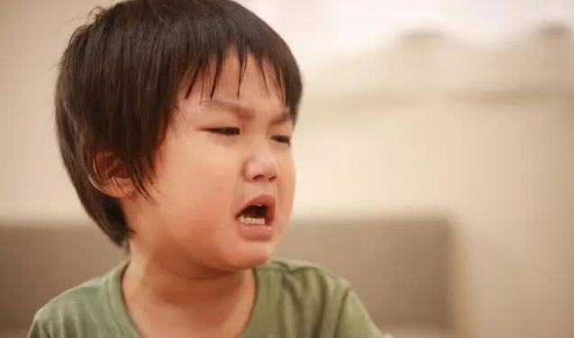 宝宝动不动就哭当妈的快被逼疯了,宝宝越长大越爱哭怎么回事