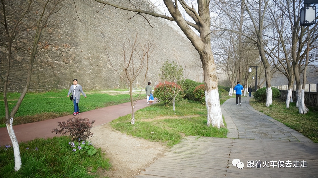 南京城墙下的琵琶湖,南京旅游先看城墙还是先看玄武湖