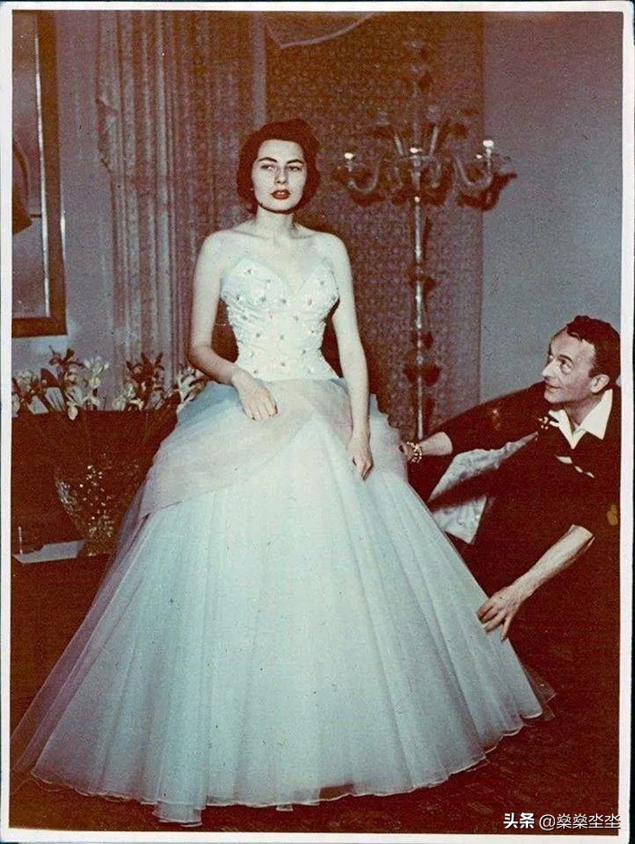 什么叫做真爱？因为无子被休弃的“真爱”，伊朗末代王后索拉娅