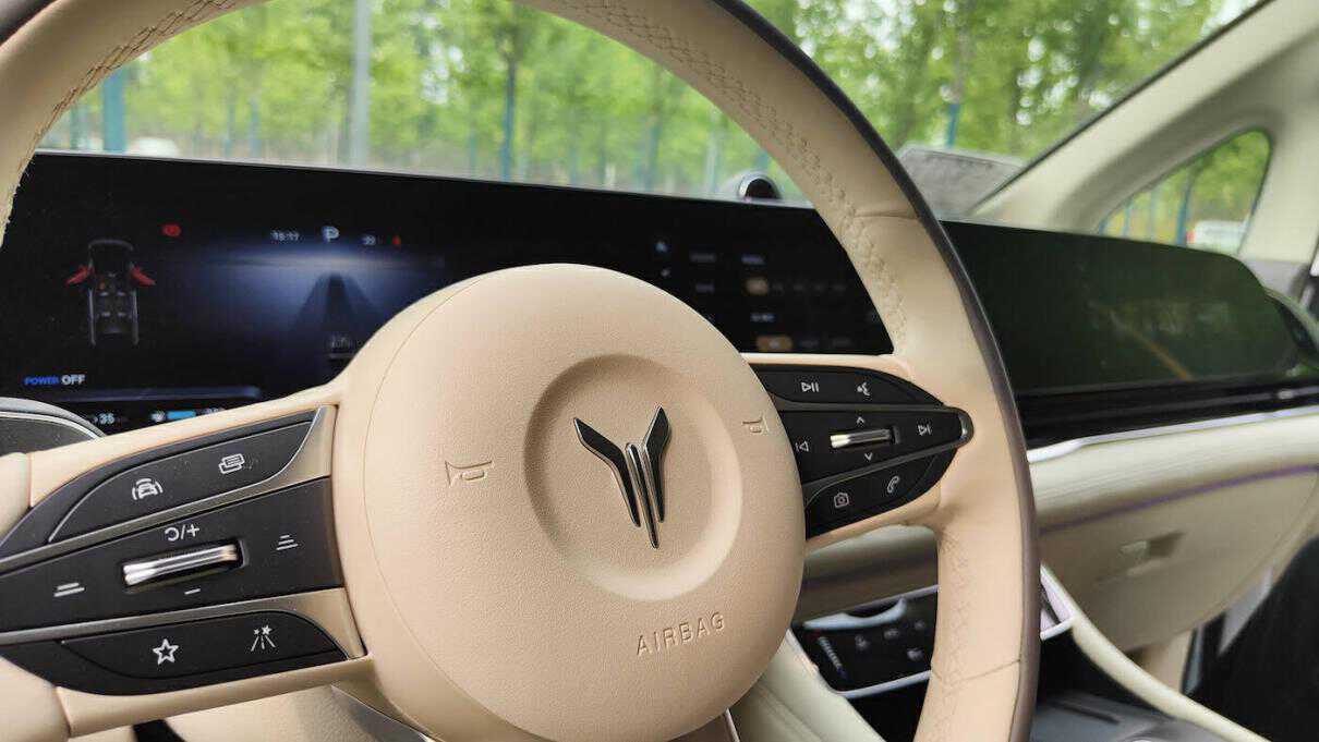 岚图梦想家t座版混动试驾视频,岚图梦想家mpv四驱七座是国产吗