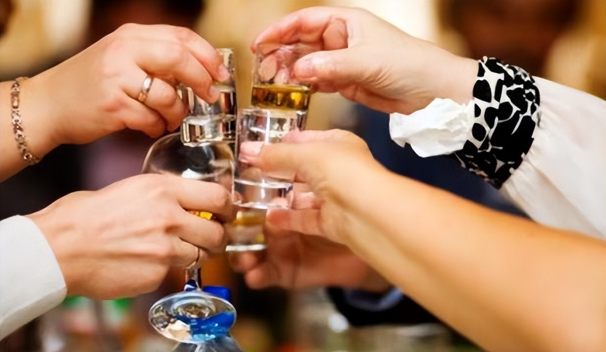 聚餐应酬：记住酒桌上的这6条*规则潜**，早知道少吃亏