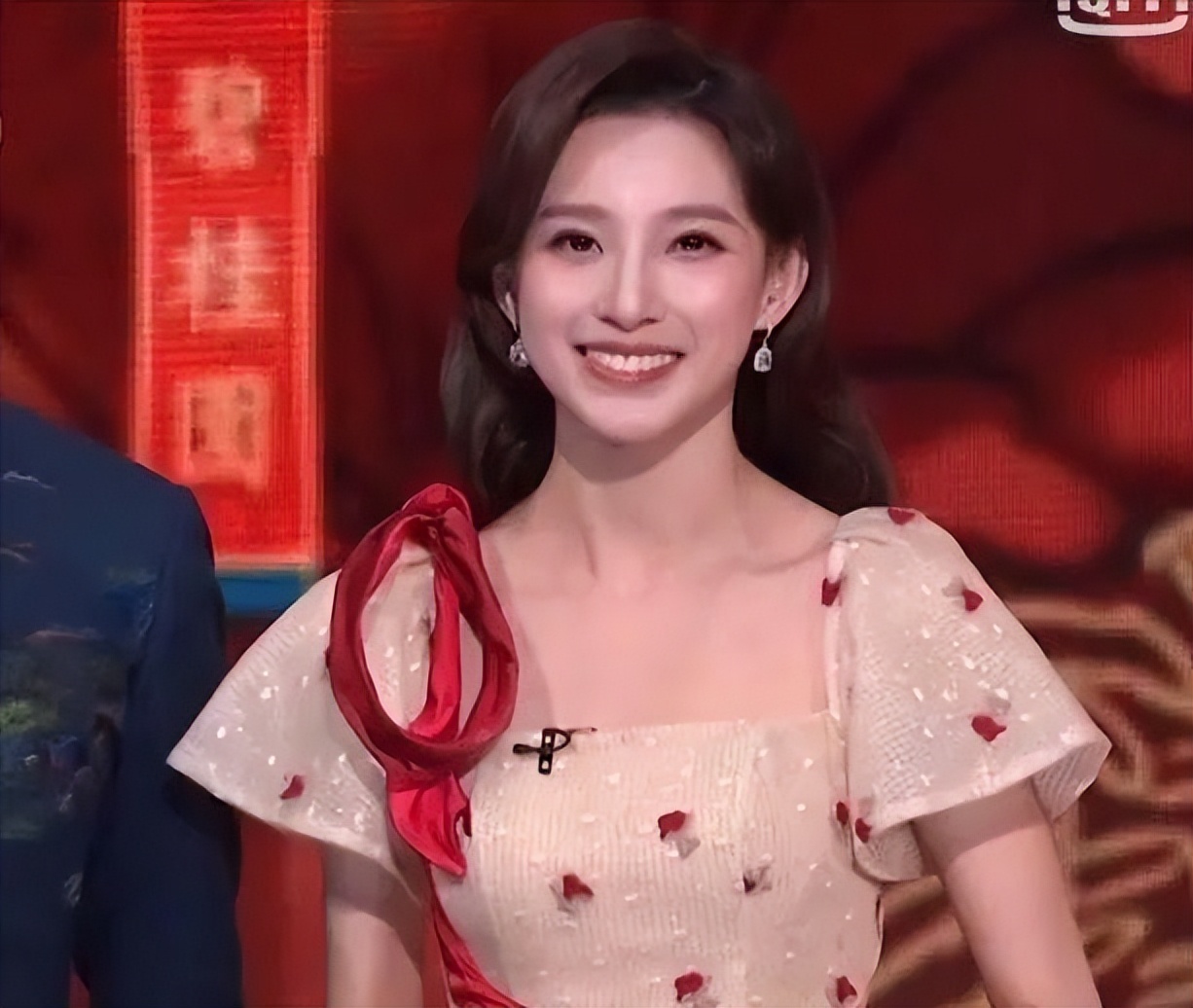 央视美女主持人马凡舒，出战世界杯！走秀时不慎泳裤滑落被骂炒作