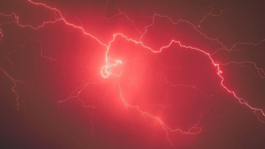 罕见闪电精灵被拍,罕见天空惊现红色闪电持续一小时