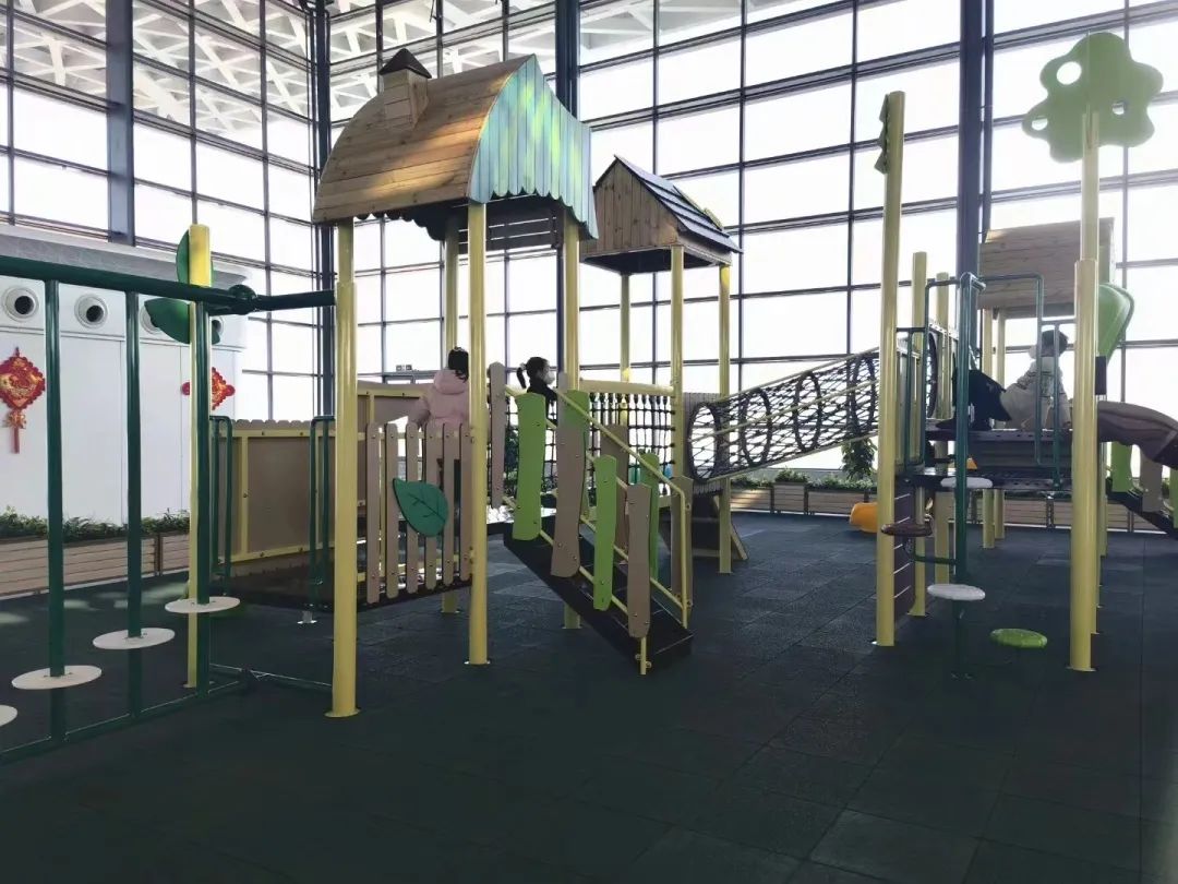 益阳妇联联合打造高铁站“儿童乐园”，小朋友在这里候车超暖超开心~