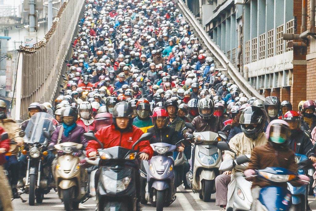 台湾主要的经济支柱产业,台湾经济结构出口贸易占比图