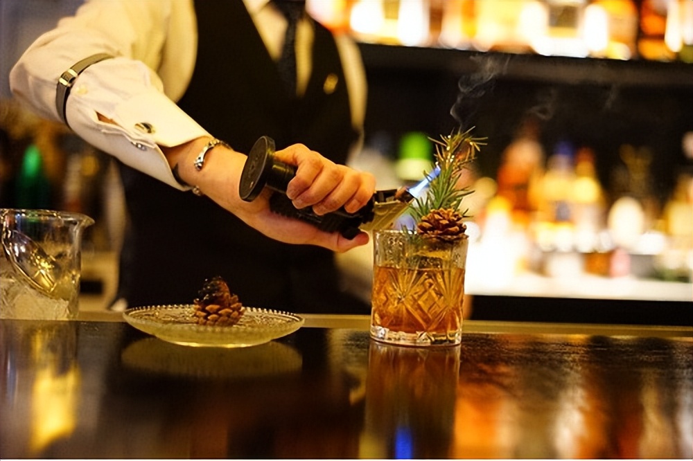 42岁富婆*养包**28岁小伙，每月给2万，男子仍不满意，称想结婚