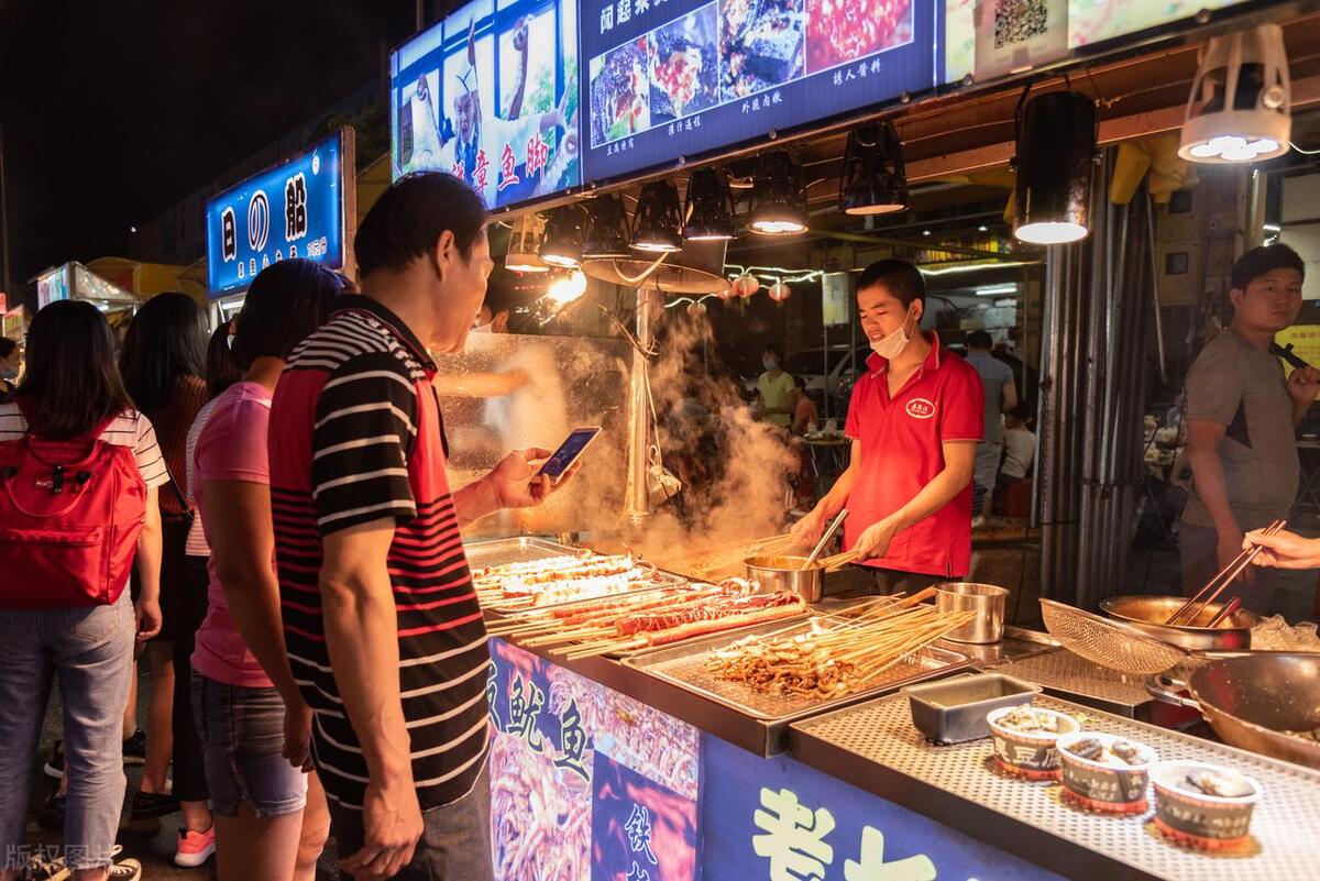 小学生摆摊2年赚钱过万,00后大学生挑战摆摊月入十万