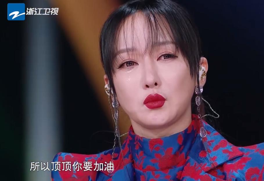 萨顶顶被网红怼到哭,网红点评专业歌手萨顶顶